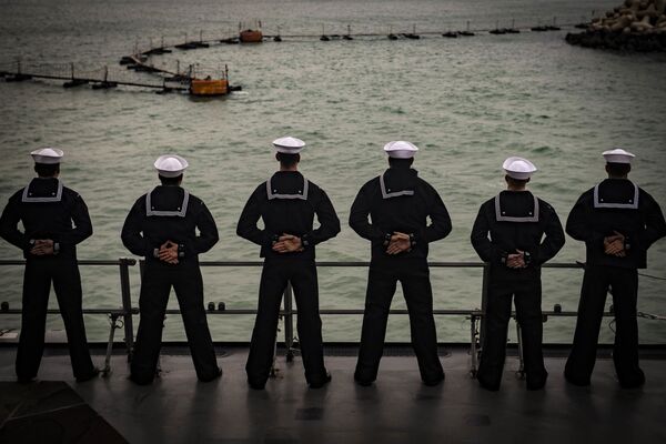 Marinheiros dos EUA a bordo do destróier USS Carney na base militar em Rota, na Espanha - Sputnik Brasil