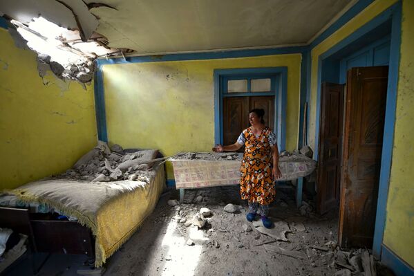 Mulher mostra estragos provocados por bombardeio efetuado por forças armênias contra a região de Tovuz, no Azerbaijão - Sputnik Brasil