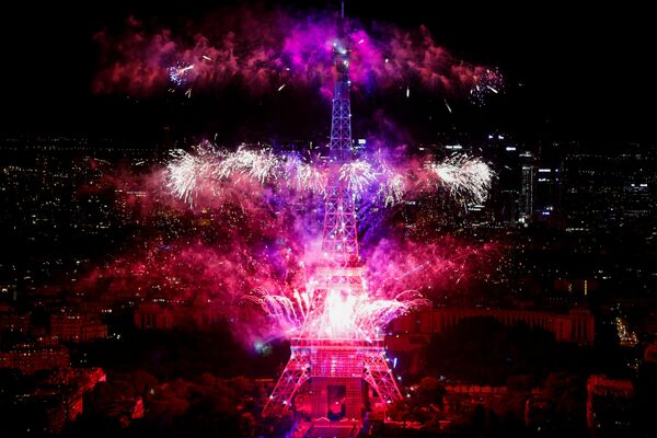 Fogos de artifício iluminam o céu de Paris e a Torre Eiffel no tradicional feriado da tomada da Bastilha em 14 de julho, na França - Sputnik Brasil