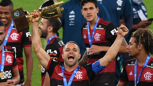 Jogador Diego, do Flamengo, comemora vitória de seu time no Campeonato Carioca após partida contra o Fluminense - Sputnik Brasil