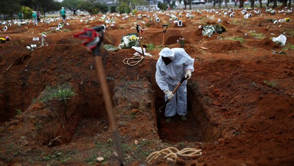 Funcionário do cemitério Vila Formosa, em São Paulo, enterra vítima da COVID-19 (coronavírus) - Sputnik Brasil
