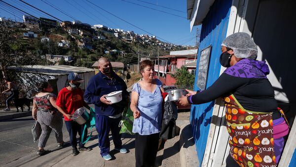 Voluntários distribuem comida em comunidade de Valparaiso, no Chile, atingida pela pandemia do coronavírus - Sputnik Brasil