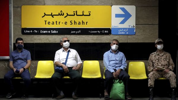 Em Teerã, homens usam máscaras de proteção contra a COVID-19 em uma estão de metrô, em 8 de julho de 2020. - Sputnik Brasil