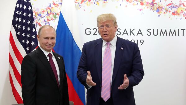 Presidentes de Rússia e EUA, Vladimir Putin e Donald Trump posam lado a lado durante encontro do G20, em Osaka - Sputnik Brasil