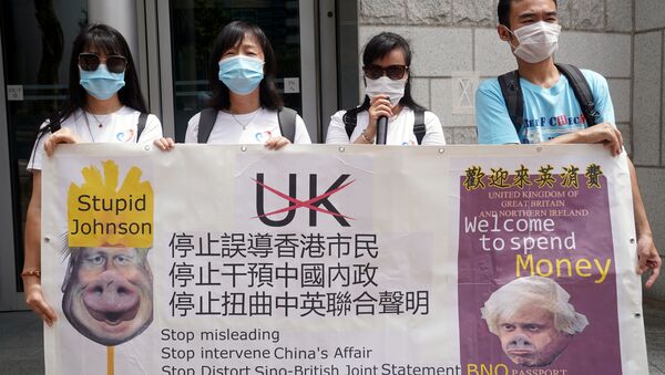 Membros pró-Pequim protestam em frente ao Consulado Britânico em Hong Kong, com cartazes com ofensas ao premiê Boris Johnson - Sputnik Brasil