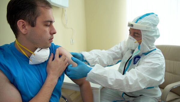 Exame antes da alta de voluntários que participaram de testes da vacina russa contra a COVID-19 no Hospital Militar Burdenko, na Rússia  - Sputnik Brasil