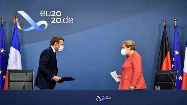 Chanceler alemã, Angela Merkel, e presidente francês, Emmanuel Macron, durante coletiva de imprensa no final da cúpula europeia na sede da UE em Bruxelas, Bélgica, 21 de julho de 2020 - Sputnik Brasil