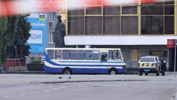 O ônibus com passageiros sequestrado por um homem não identificado na cidade de Lutsk, Ucrânia - Sputnik Brasil