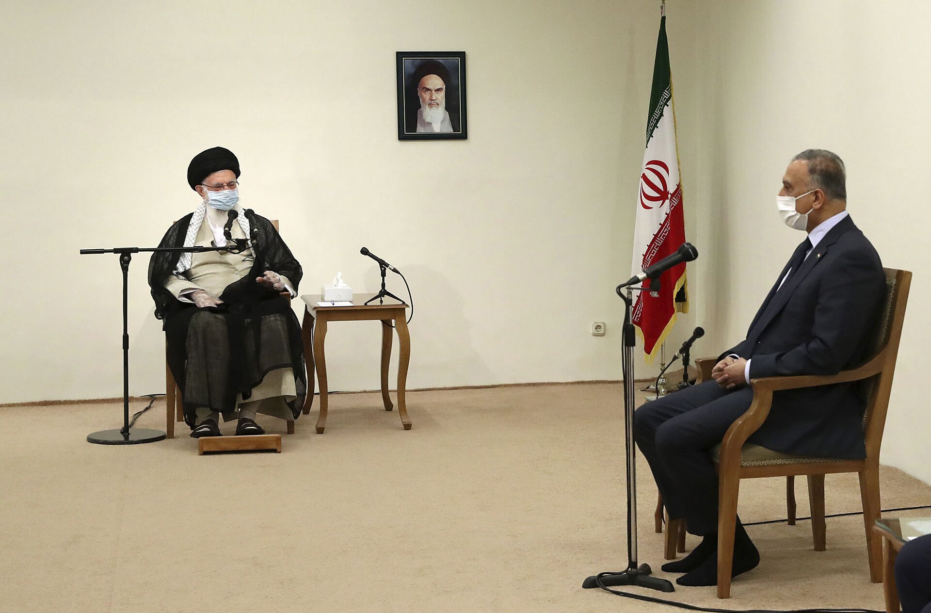 Líder supremo do Irã, aiatolá Ali Khamenei, fala com primeiro-ministro iraquiano Mustafa al-Kadhimi em reunião em Teerã, Irã, 21 de julho de 2020 - Sputnik Brasil, 1920, 09.11.2021