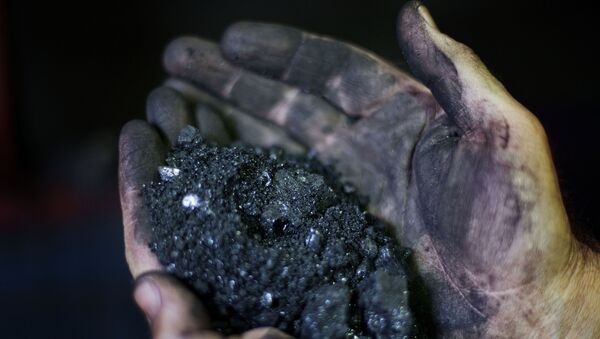 Pessoa segura minério em mina (imagem referencial) - Sputnik Brasil