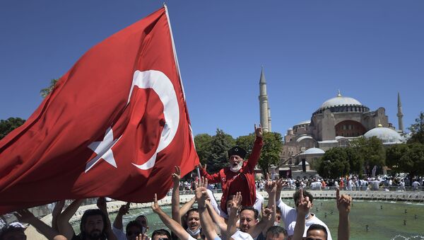 Multidão com bandeira da Turquia diante de Hagia Sophia, em Istambul - Sputnik Brasil