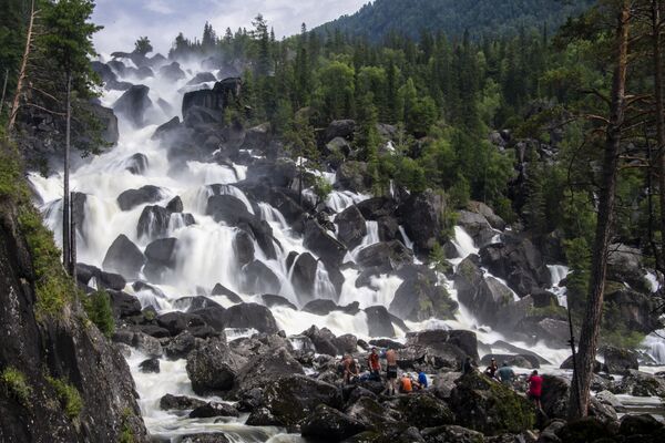 Homens contemplam a beleza da cascata Bolshoi Chulchinsky na república de Altai, Rússia - Sputnik Brasil