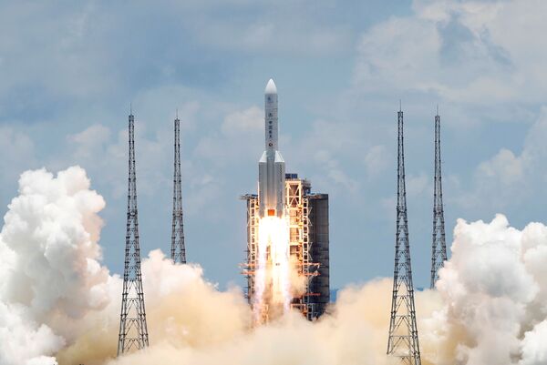 Foguete CZ-5 Y-4 chinês durante seu lançamento levando a sonda espacial Tianwen-1 com destino a Marte. A partida foi dada em 23 de julho a partir do Centro de Lançamento Espacial Wenchang, na China - Sputnik Brasil