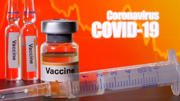 Frasco rotulado com adesivo vacina é segurado perto de seringa médica na frente da mensagem Coronavírus COVID-19 - Sputnik Brasil