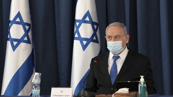 Em Jerusalém, o primeiro-ministro de Israel, Benjamin Netanyahu, usa máscara contra a COVID-19 durante sua reunião semanal de gabinete, em 5 de julho de 2020. - Sputnik Brasil