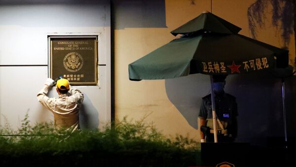 Homem retirada placa do consulado dos EUA em Chengdu, na China - Sputnik Brasil