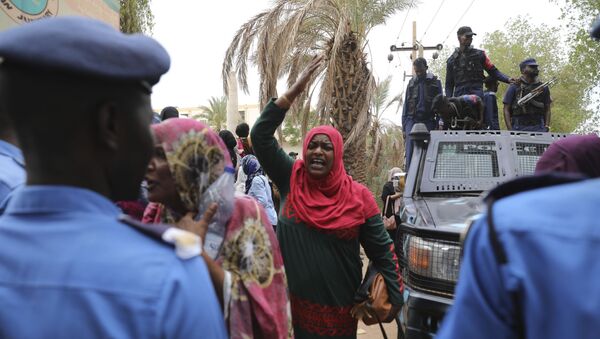 Familiares do ex-presidente do Sudão, Omar Bashir, acusado de crimes de guerra em Darfur, protestam em Cartum - Sputnik Brasil