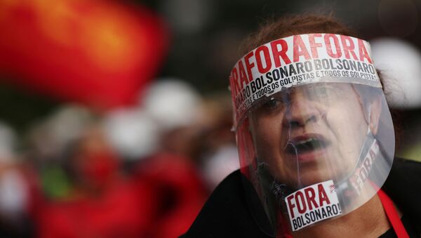 Manifestante usa escudo facial durante protesto contra presidente Jair Bolsonaro em São Paulo, Brasil, 26 de julho de 2020 - Sputnik Brasil