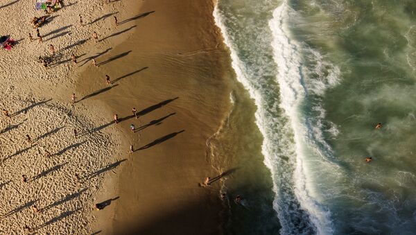 Pessoas são vistas na praia de Copacabana em meio à pandemia do coronavírus, no Rio de Janeiro, Brasil, 25 de julho de 2020 - Sputnik Brasil
