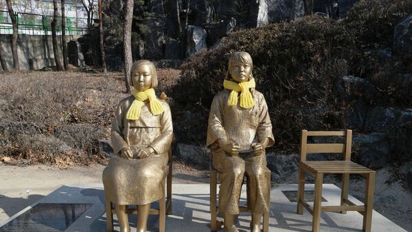 Estátuas de menina simbolizando as mulheres de conforto - sul-coreanas que foram vítimas de escravidão sexual durante a ocupação japonesa no país durante a Segunda Guerra Mundial - Sputnik Brasil