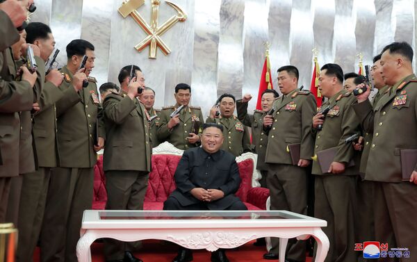 Kim Jong-un aparece rodeado de oficiais norte-coreanos com pistolas na celebração do 67° aniversário do fim da Guerra da Coreia - Sputnik Brasil