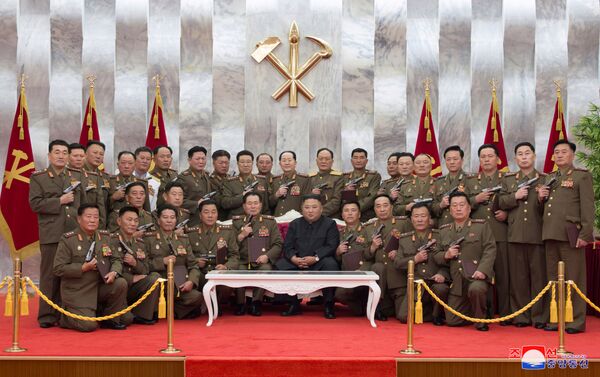 Kim Jong-un comemora 67 anos do fim da Guerra da Coreia com generais armados - Sputnik Brasil