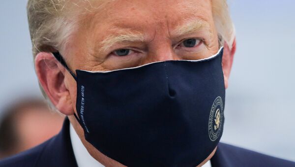 Presidente dos EUA, Donald Trump, usando máscara protetora durante pandemia do coronavírus, em Morrrisville, Carolina do Norte, EUA, 27 de julho de 2020 - Sputnik Brasil