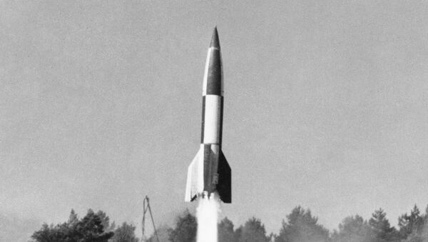 Foguete V2 alemão no momento do lançamento durante testes na Alemanha, 10 de outubro de 1945 - Sputnik Brasil
