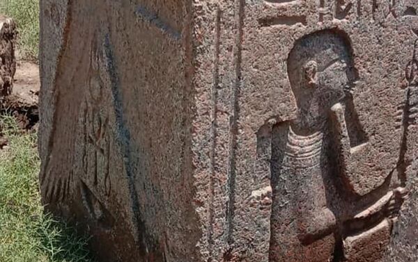 Bloco de pedra esculpido é encontrado durante escavações em Mit Rahina, no Egito  - Sputnik Brasil