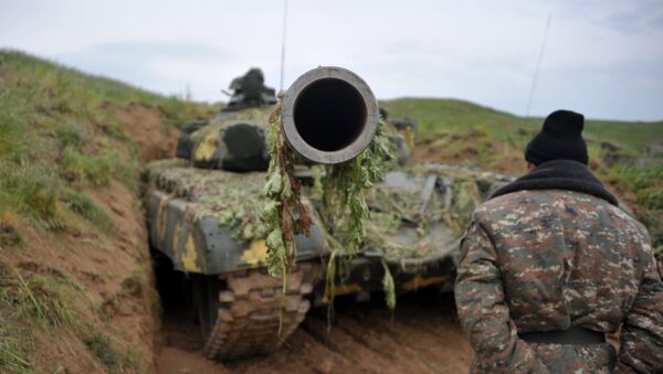 Tanque T-64 armênio na zona de conflito em Nagorno-Karabakh (imagem referencial) - Sputnik Brasil