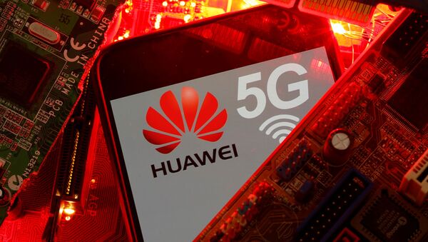 Smartphone com a marca da empresa chinesa Huawei e o logo do seu 5G - Sputnik Brasil
