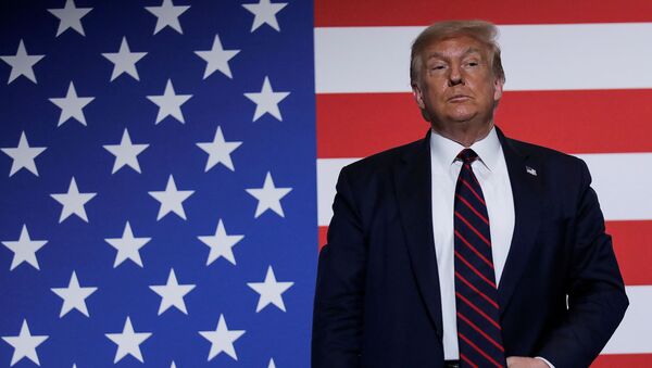 Presidente dos EUA, Donald Trump, na frente de uma bandeira norte-americana durante visita à sede nacional da Cruz Vermelha em Washington, EUA, 30 de julho de 2020 - Sputnik Brasil