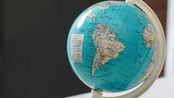 Globo terrestre com América Latina em destaque - Sputnik Brasil