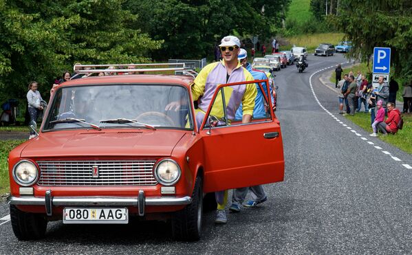 Homem entra em carro Lada durante parada de aniversário dos 50 anos da marca em Varbuse, Estônia - Sputnik Brasil