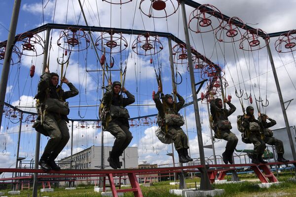 Militares paraquedistas de assalto russos durante treinamento de preparação para salto de paraquedas em Primorie, Rússia - Sputnik Brasil