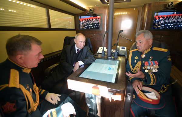 Presidente e comandante supremo das Forças Armadas russas, Vladimir Putin (ao centro), junto com o ministro da Defesa do país, Sergei Shoigu (à direita) - Sputnik Brasil