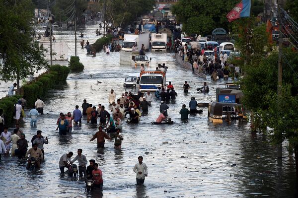 Enchente nas ruas de Carachi, Paquistão, após fortes monções - Sputnik Brasil