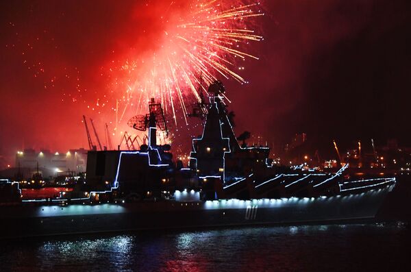 Fogos de artifício em Vladivostok durante o Dia da Marinha da Rússia - Sputnik Brasil