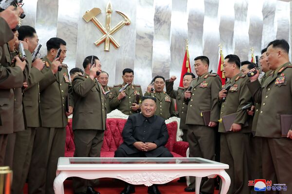 Líder norte-coreano Kim Jong-un cercado de generais com pistolas em suas mãos durante celebração dos 67 anos do cessar-fogo na Guerra da Coreia - Sputnik Brasil