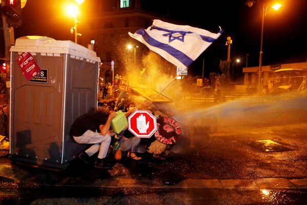 Polícia israelense usa canhão d'água contra manifestantes em Jerusalém insatisfeitos com o premiê do país, Benjamin Netanyahu - Sputnik Brasil