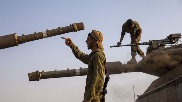Soldados israelenses preparam seus tanques Merkava para ação nas Colinas de Golã, na fronteira entre Israel e Síria, enquanto região vive tensões após confrontos - Sputnik Brasil