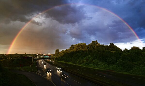 Arco-íris e nuvens escuras tomam os céus da cidade alemã de Dortmund - Sputnik Brasil