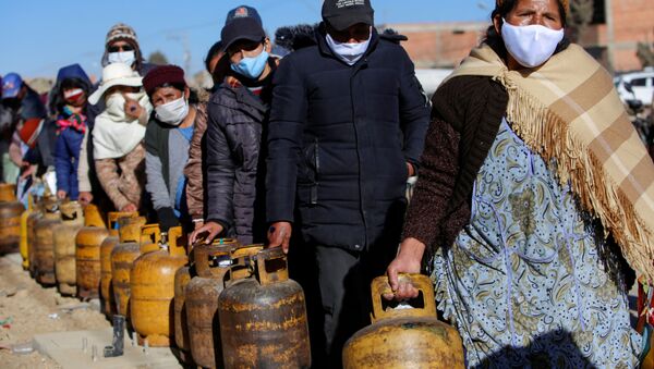 Em El Alto, na Bolívia, cidadãos permanecem em fila para conseguirem gás, em 28 de julho de 2020, devido à falta do insumo na região após contaminação de trabalhadores da empresa Yacimentos Petrolíferos Fiscales Bolivianos (YPFB), a petrolífera boliviana. - Sputnik Brasil