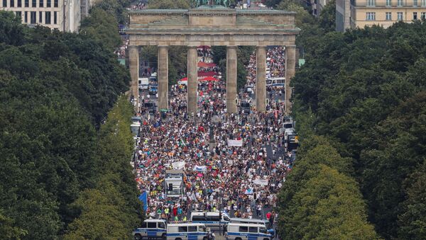 A vista aérea de um protesto em Berlim sobre as restrições impostas pelo governo alemão contra a COVID-19, em 1º de agosto de 2020. - Sputnik Brasil