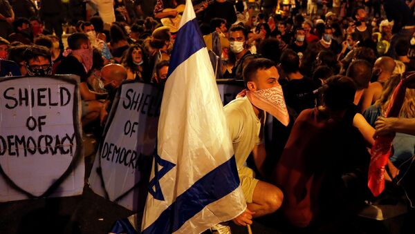 Manifestantes protestam contra Benjamin Netanyahu em Jerusalém - Sputnik Brasil