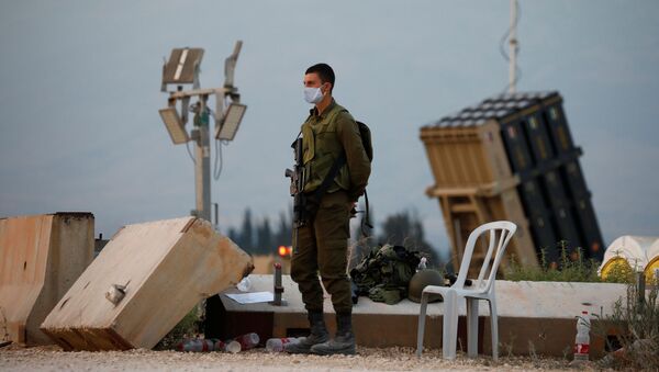 Soldado israelense em frente a um sistema anti-míssil da Cúpula de Ferro nas proximidades da fronteira com o Líbano - Sputnik Brasil