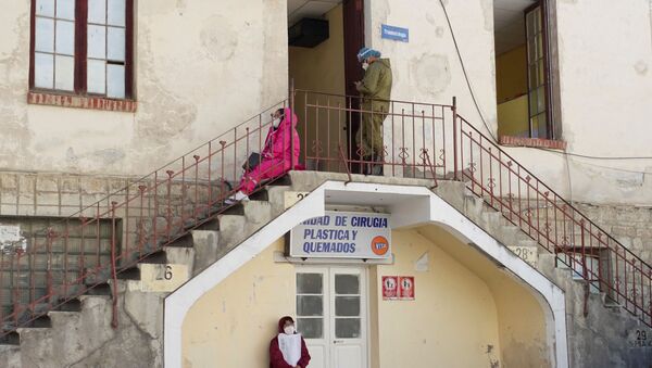 Pessoas com trajes de proteção contra coronavírus esperam por informações de parentes em hospital de Laz Paz, na Bolívia - Sputnik Brasil
