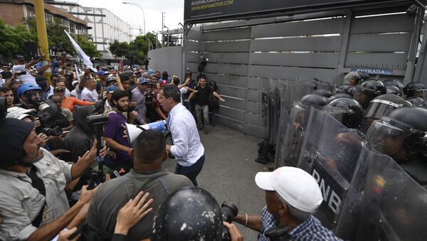 Líder opositor Juan Guaidó participa de ato em Caracas, na Venezuela, para tentar retomar controle da Assembleia Nacional - Sputnik Brasil