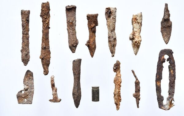 Pontas de flechas, flechas e outros objetos do século XIV encontrados na floresta de Sanok - Sputnik Brasil