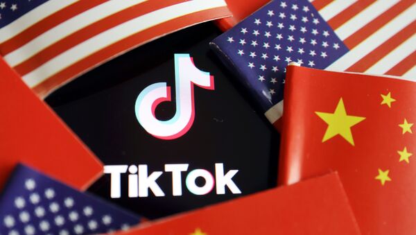 Logotipo do TikTok é representado no meio das bandeiras da China e dos EUA - Sputnik Brasil